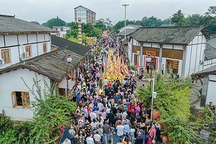 记者：由于对利物浦吃到红牌，阿玛德将在31日客战小蜜蜂时停赛